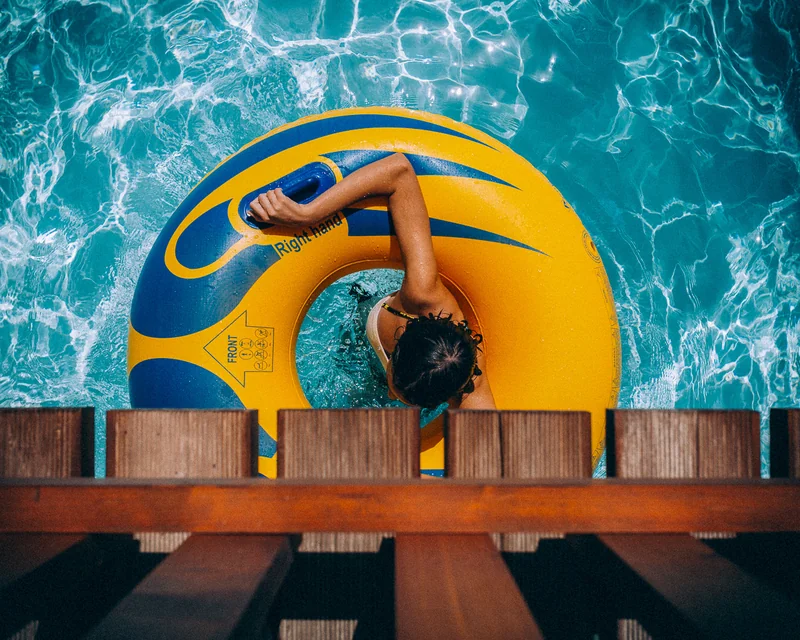 Piscina con ciambelle colorate in un parco acquatico