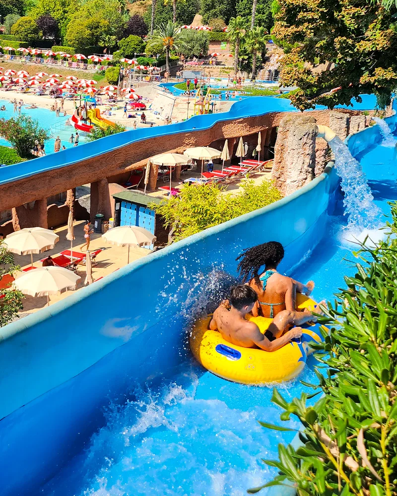 Scivolo acquatico in un parco divertimenti